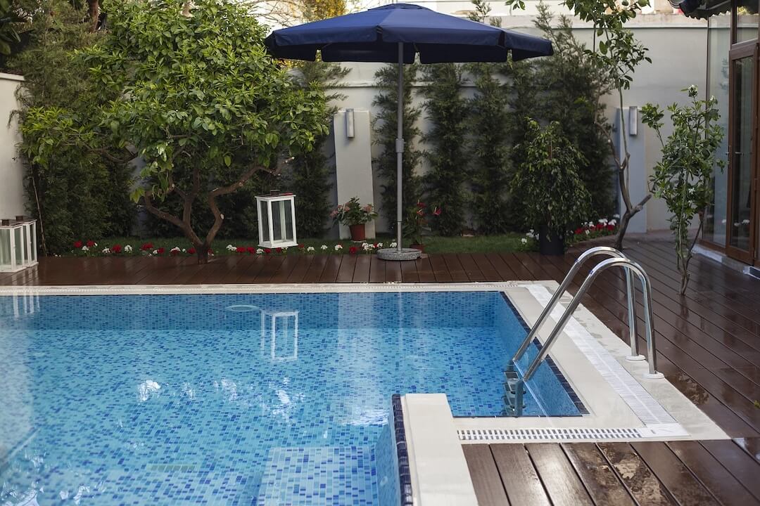 Effective Techniques for Pool Stain Removal in Florida’s Climate Image